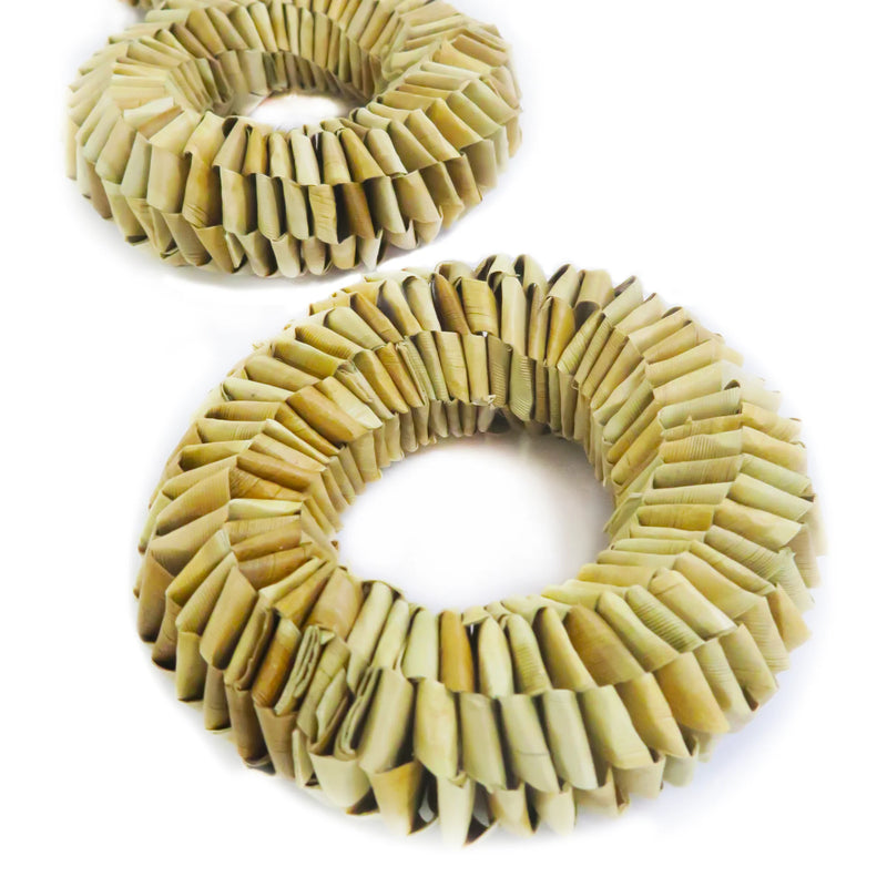 Load image into Gallery viewer, 4-inch Palm Donut Bird Shredding Foot Toy
